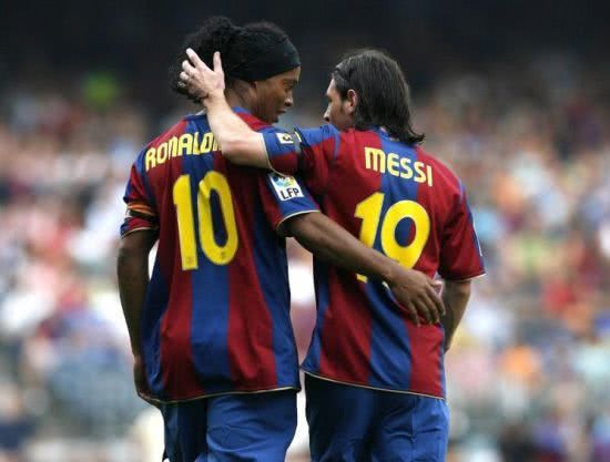 Messi vestindo o 10º aniversário da camisa do Barcelona 10